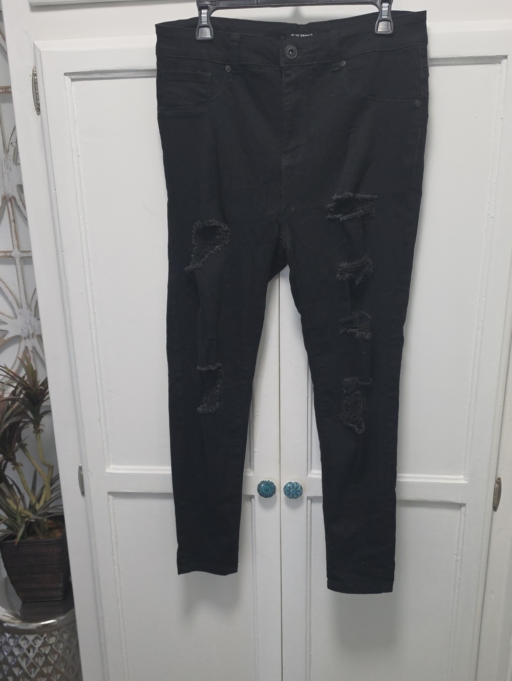 Women's Black Distressed Skinny Jeans - Stretch Slim Fit